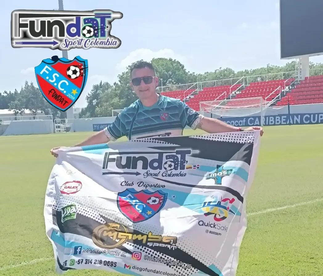 Diego Tovar Correal, Director Deportivo de FUNDAT, en una cancha con la bandera del club