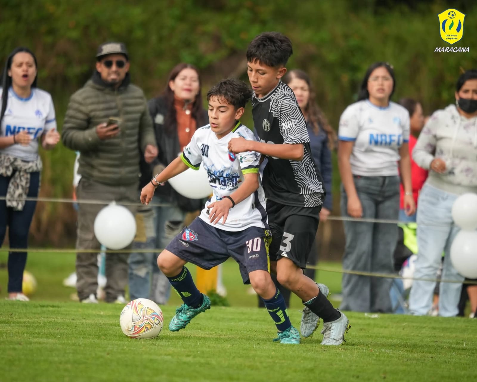 Jugador de FUNDAT disputando el balón durante un partido