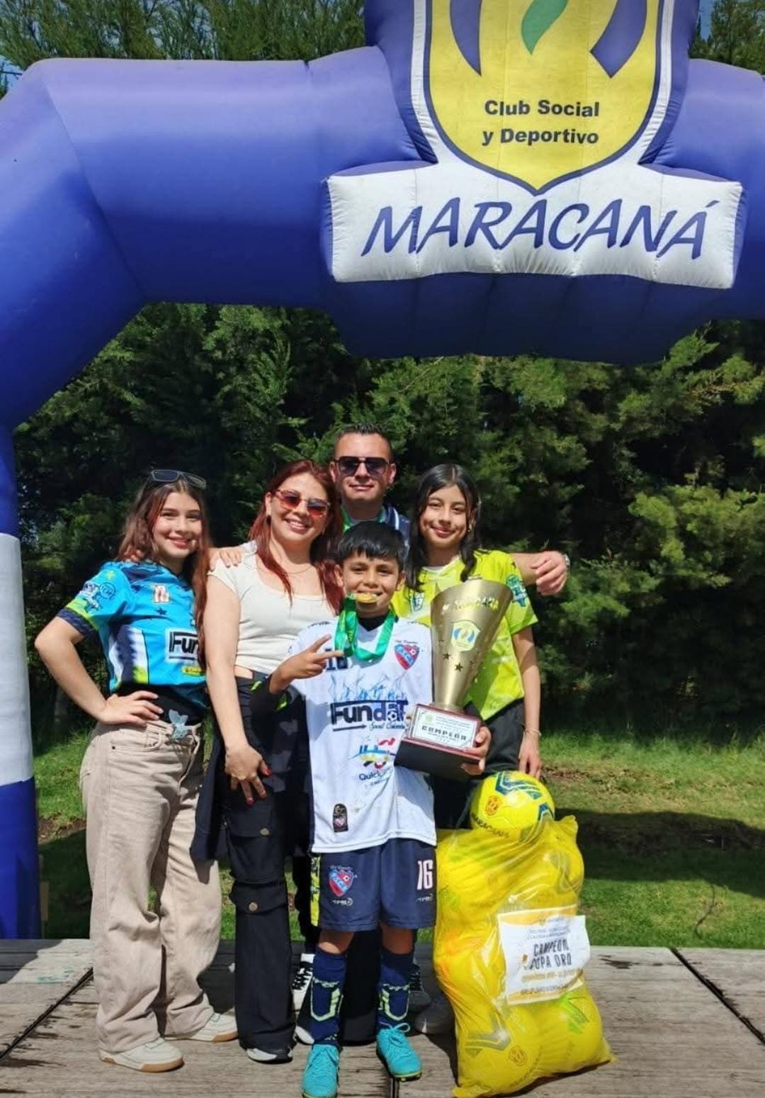 Integrantes y familias de FUNDAT celebrando junto al equipo