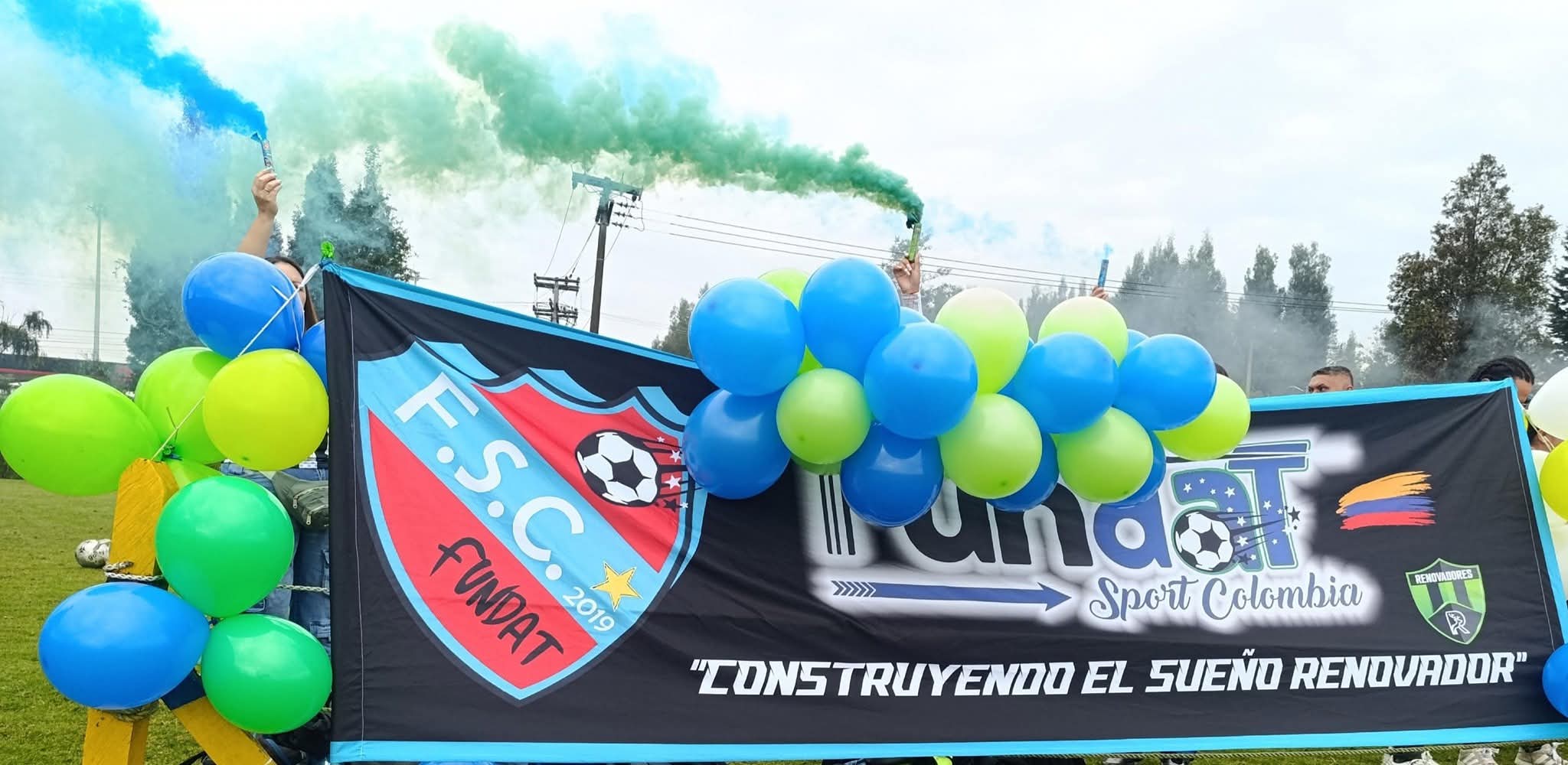 Bandera de FUNDAT Sport Colombia en una celebración del club